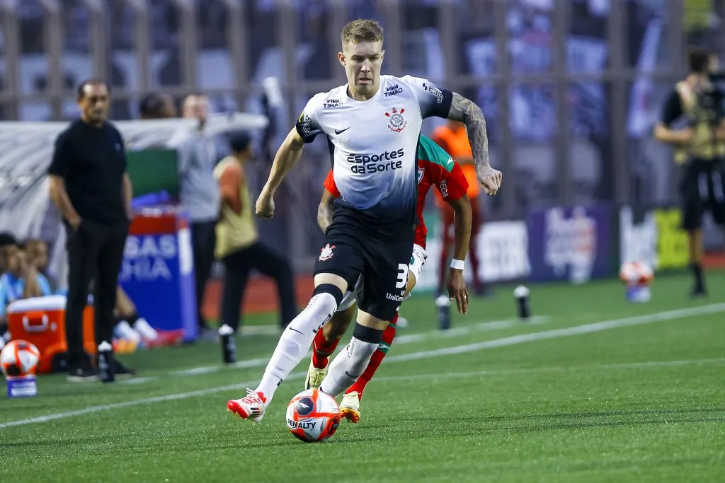 Charles recebeu críticas após atuação ruim no Dérbi - Foto: Marco Miatelo/AGIF.