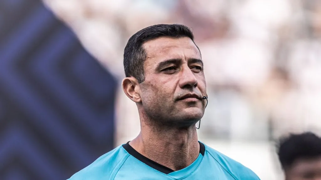 Foto: Abner Dourado/AGIF – Bráulio da Silva Machado durante jogo na Vila Belmiro.