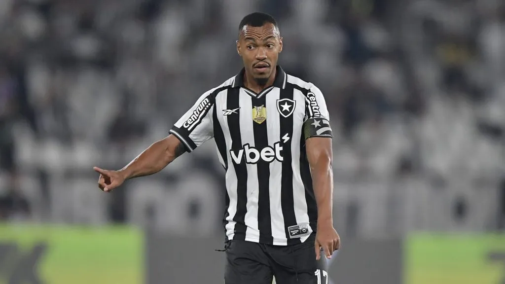 Marlon Freitas jogador do Botafogo durante partida contra o Vitoria no estadio Engenhao pelo campeonato Brasileiro A 2025. Foto: Thiago Ribeiro/AGIF