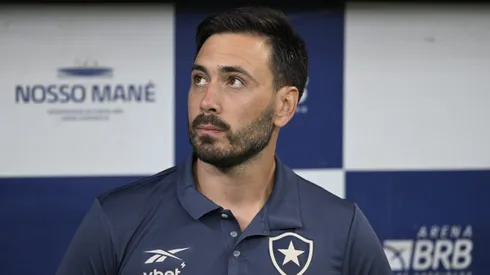 Davide Ancelotti tecnico do Botafogo durante partida contra o Vasco no estadio Mane Garrincha pelo campeonato Brasileiro A 2025. Foto: Mateus Bonomi/AGIF