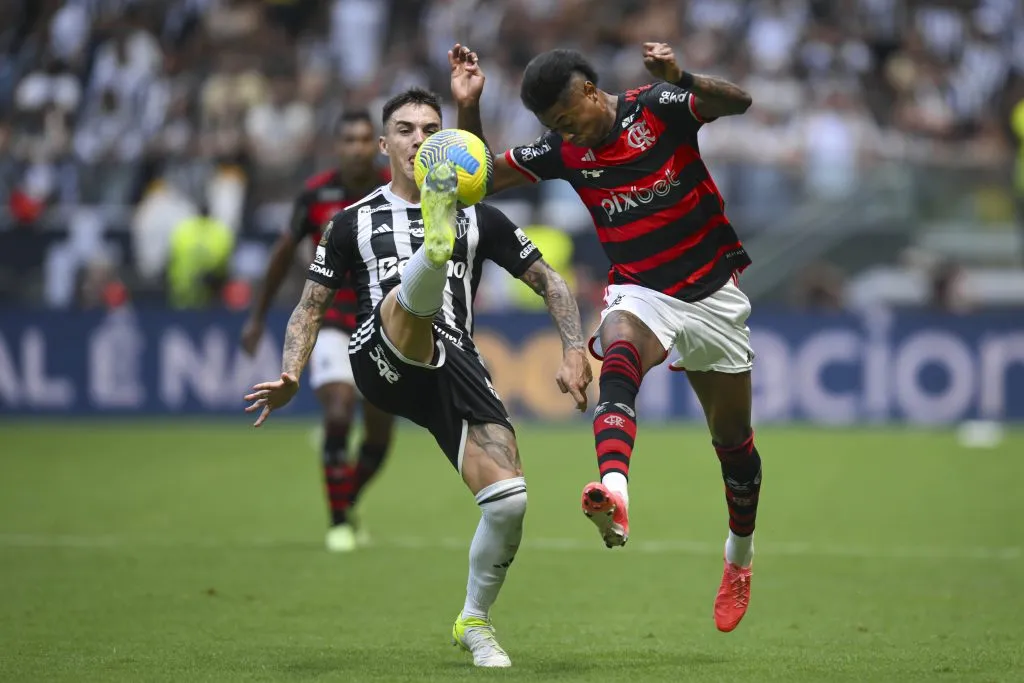 Flamengo tenta pular para a liderança do Brasileirão em confronto diante do Galo no Maracanã – Foto: Pedro Vilela/Getty Images