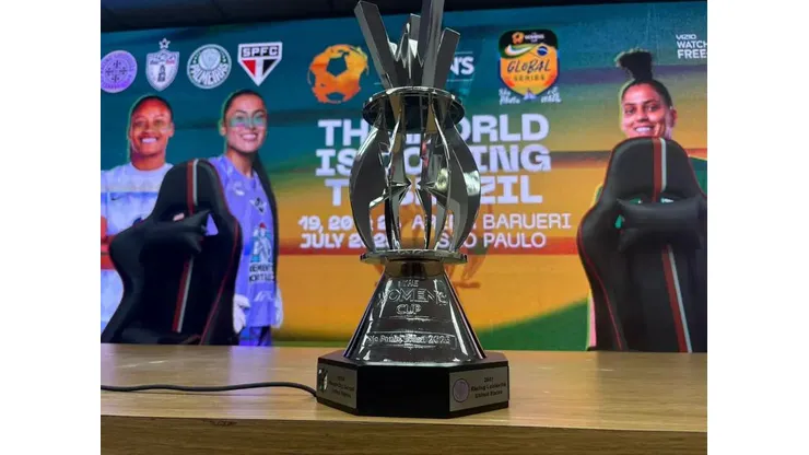 Taça do torneio The Women's Cup. Foto: Giselly Corrêa/Lance!