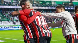 Luciano, jogador do São Paulo, comemora seu gol com Ferreira jogador da sua equipe durante partida contra o Juventude no estadio Alfredo Jaconi pelo campeonato Brasileiro A 2025. Foto: Luiz Erbes/AGIF
