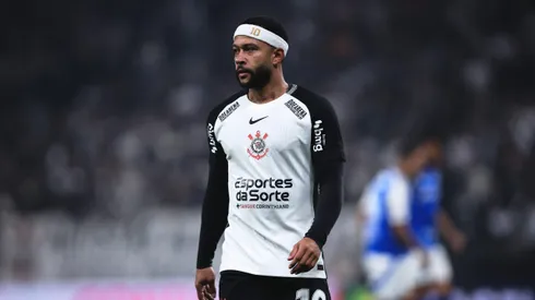 Atacante holandês pode começar no banco de reservas