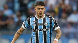 Felipe Carballo, volante uruguaio do Grêmio em partida pelo campeonato brasileiro em 2023 (Foto: Pedro H. Tesch/Getty Images)