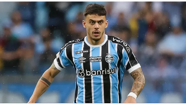 Felipe Carballo, volante uruguaio do Grêmio em partida pelo campeonato brasileiro em 2023 (Foto: Pedro H. Tesch/Getty Images)