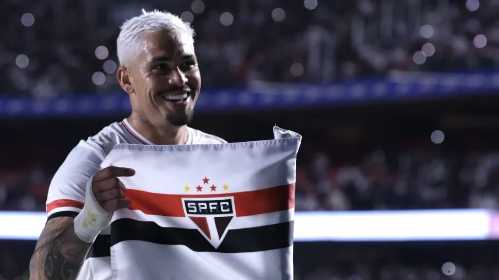 SP – SAO PAULO – 19/07/2025 – BRASILEIRO A 2025, SAO PAULO X CORINTHIANS – Luciano jogador do Sao Paulo comemora seu gol durante partida contra o Corinthians no estadio Morumbi pelo campeonato Brasileiro A 2025. Foto: Marcello Zambrana/AGIF