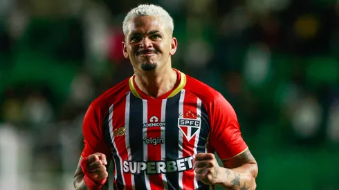Luciano jogador do Sao Paulo comemora seu gol durante partida contra o Juventude no estadio Alfredo Jaconi pelo campeonato Brasileiro A 2025. Foto: Luiz Erbes/AGIF