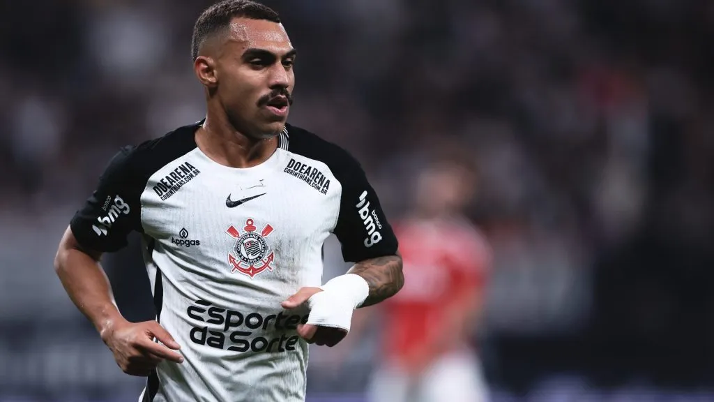 Matheuzinho, jogador do Corinthians, durante partida contra o Internacional no estadio Arena Corinthians pelo campeonato Brasileiro A 2025. Foto: Ettore Chiereguini/AGIF