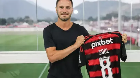Saúl Ñíguez sendo apresentado no Flamengo. Foto: Gilvan de Souza/Flamengo
