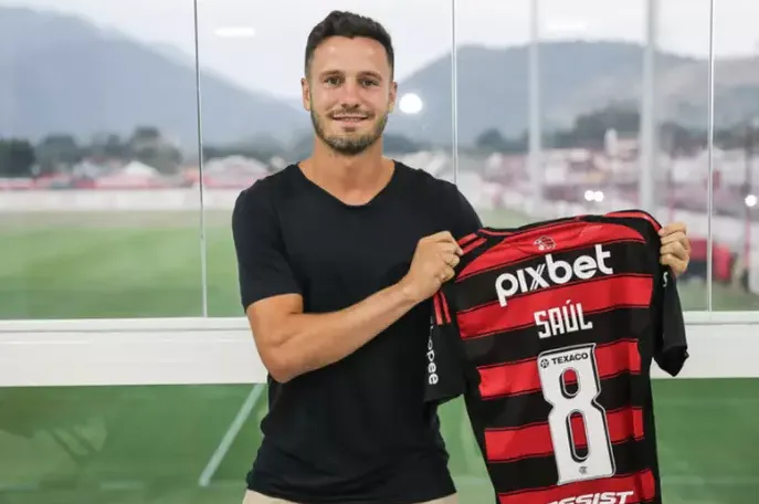Saúl Ñíguez sendo apresentado no Flamengo. Foto: Gilvan de Souza/Flamengo
