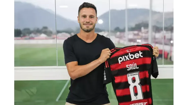 Saúl Ñíguez sendo apresentado no Flamengo. Foto: Gilvan de Souza/Flamengo