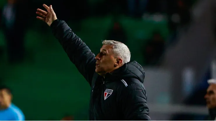 Crespo não contará com total de 6 jogadores contra Fluminense