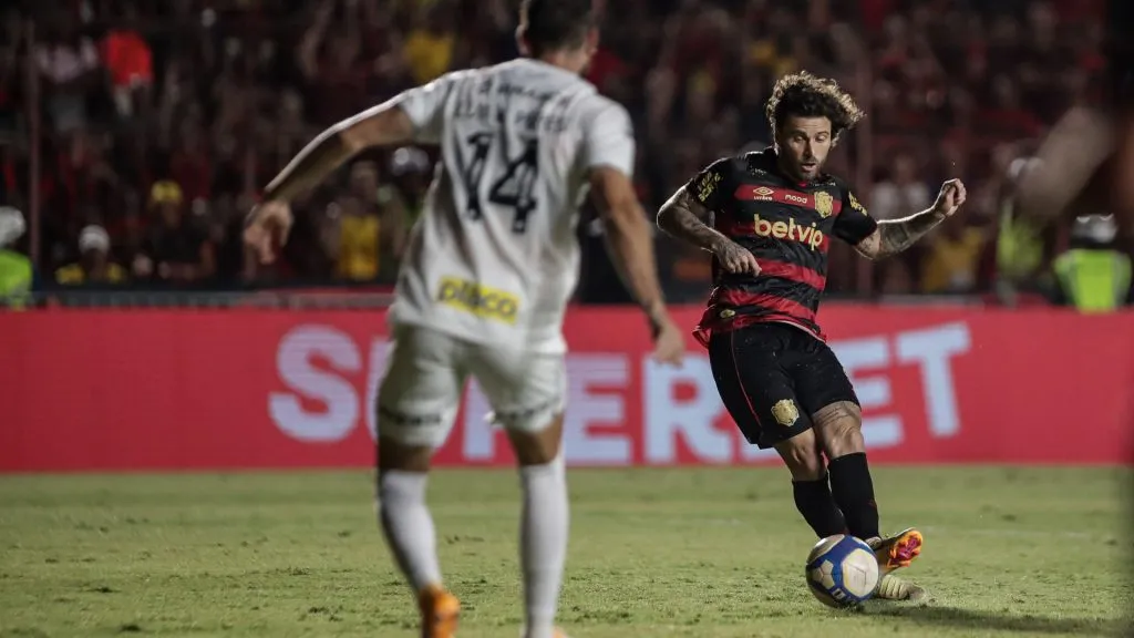 Lucas Lima em ação contra o Santos na Ilha do Retiro – Foto: Rafael Vieira/AGIF