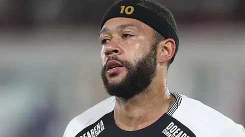 Memphis Depay durante partida entre Huracán e Corinthians, no Estádio Tomas Adolfo Duco, pela Copa Sul-Americana. Foto: Daniel Jayo
