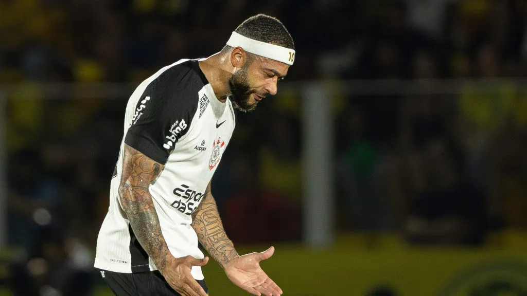 Memphis Depay lamentando. Foto: Joisel Amaral/AGIF