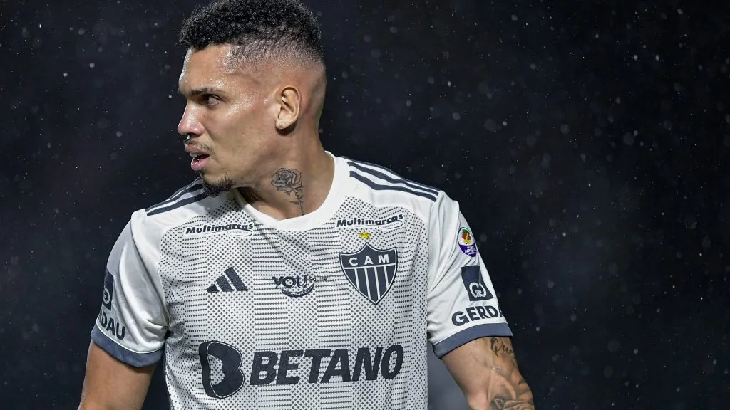 Paulinho durante partida. Foto: Thiago Ribeiro/AGIF