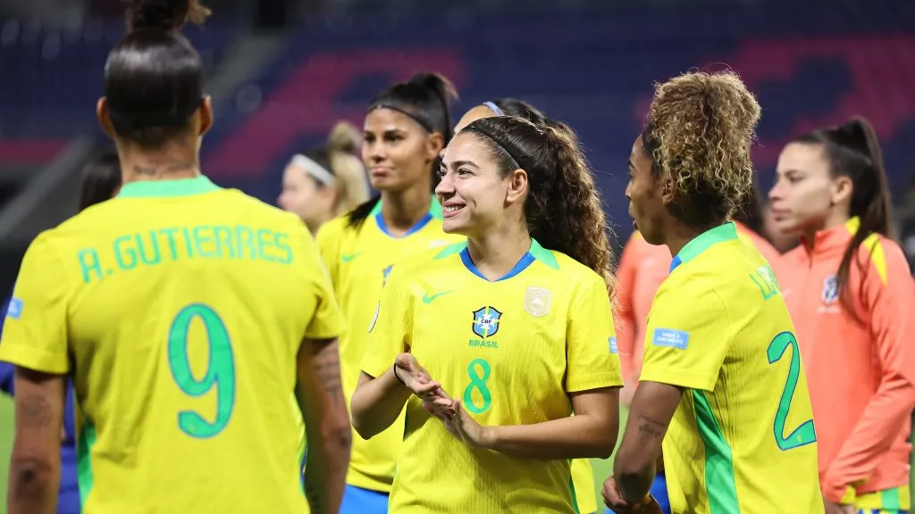 Angelina e jogadoras da Seleção Brasileira Feminina em campo