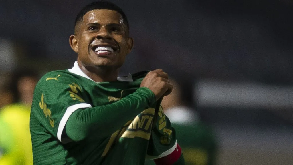 Gilberto comemorando gol. Foto: Anderson Romão/AGIF