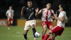 Mateus Cocao jogador do Vasco disputa lance. Foto: Jorge Rodrigues/AGIF