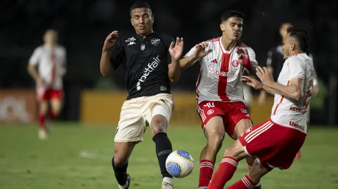 Mateus Cocao jogador do Vasco disputa lance. Foto: Jorge Rodrigues/AGIF