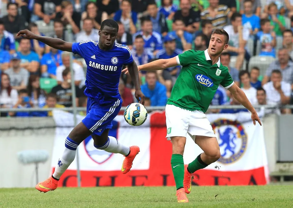 Zouma com a camisa do Chelsea. O zagueiro agora quer jogar no Brasil (Photo by Srdjan Stevanovic/Getty Images)