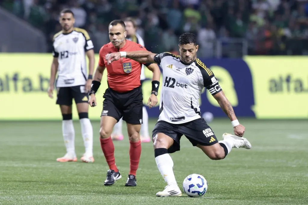 Hulk marcou dois gols de falta contra o Palmeiras. Foto: Marcello Zambrana/AGIF
