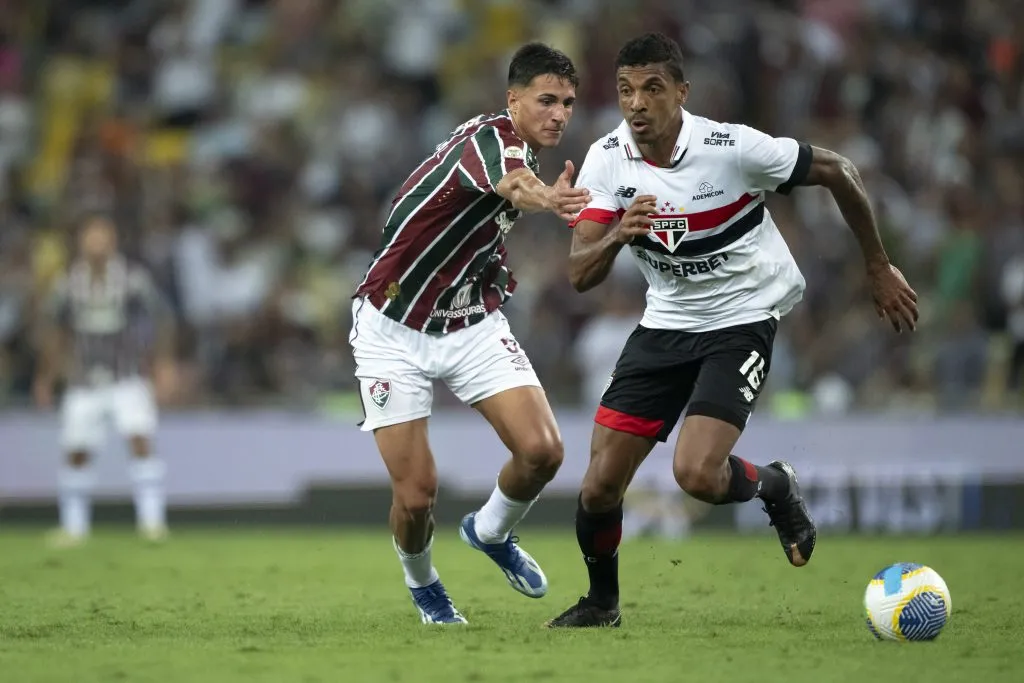 RJ – RIO DE JANEIRO – 01/09/2024 – BRASILEIRO A 2024, FLUMINENSE X SAO PAULO – Bernal jogador do Fluminense disputa lance com Luiz Gustavo jogador do Sao Paulo durante partida no estadio Maracana pelo campeonato Brasileiro A 2024. Foto: Jorge Rodrigues/AGIF