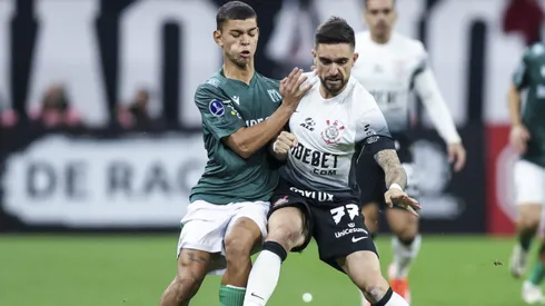 Thiago Espinosa em campo contra o Corinthians pela Sul-Americana (Photo by Alexandre Schneider/Getty Images)