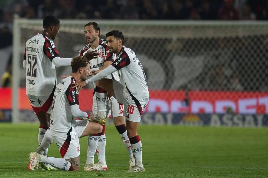 SP – BRAGANCA PAULISTA – 23/07/2025 – BRASILEIRO A 2025, BRAGANTINO X FLAMENGO – Leo Pereira jogador do Flamengo comemora seu gol com Arrascaeta jogador da sua equipe durante partida contra o Bragantino no estadio Cicero De Souza Marques pelo campeonato Brasileiro A 2025. Foto: Anderson Romao/AGIF