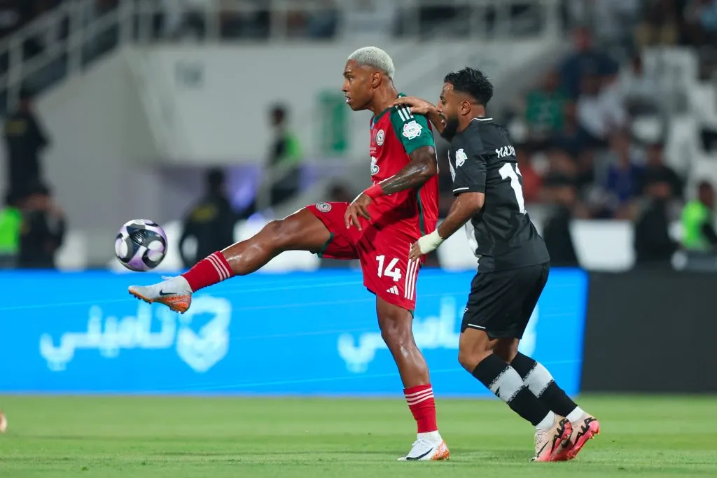 Vitinho atuando pelo Al Ettifaq  (Photo by Yasser Bakhsh/Getty Images)