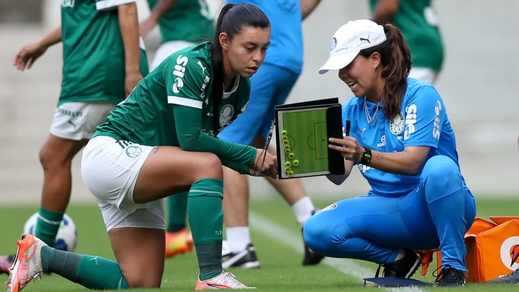 Camilla Orlando tecnica do Palmeiras durante a partida entre Sport e Palmeiras na Arena de Pernambuco, pelo Campeonato Brasileiro Feminino A1. Foto: Marlon Costa/AGIF