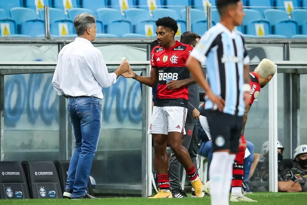 Vitinho e Renato Gaúcho trabalharam juntos no Flamengo, em 2021. Foto: Pedro H. Tesch/AGIF