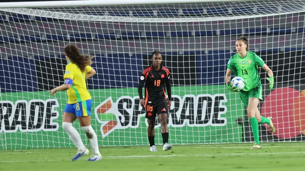 Goleira Cláudia em ação contra a Colômbia