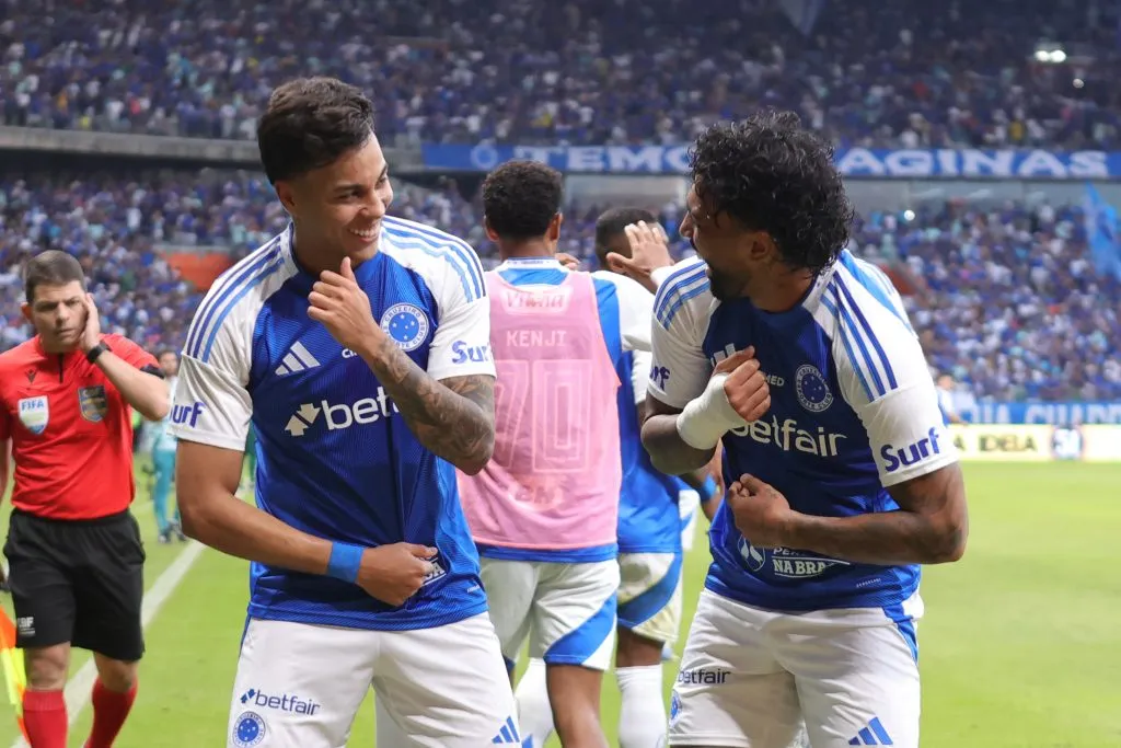 Gabigol jogador do Cruzeiro comemora seu gol com Kaio Jorge jogador da sua equipe durante partida contra o Juventude no estadio Mineirao pelo campeonato Brasileiro A 2025. Foto: Gilson Lobo/AGIF