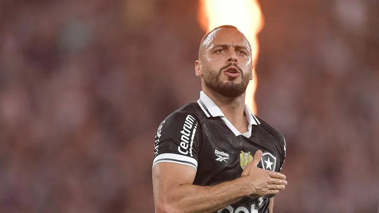 Arthur Cabral comemorando gol pelo Botafogo. Foto: Thiago Ribeiro/AGIF