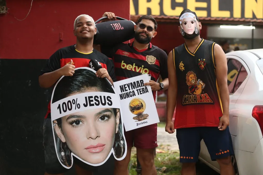 Torcedores antes da partida entre Sport e Santos no Estadio da Ilha do Retiro em Recife (PE), pelo campeonato brasileiro Serie A. Foto: Marlon Costa/AGIF