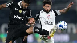 RJ - RIO DE JANEIRO - 26/07/2025 - BRASILEIRO A 2025, BOTAFOGO X CORINTHIANS - Barboza jogador do Botafogo disputa lance com Yuri Alberto jogador do Corinthians durante partida no estadio Engenhao pelo campeonato Brasileiro A 2025. Foto: Jorge Rodrigues/AGIF