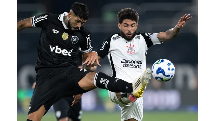 RJ - RIO DE JANEIRO - 26/07/2025 - BRASILEIRO A 2025, BOTAFOGO X CORINTHIANS - Barboza jogador do Botafogo disputa lance com Yuri Alberto jogador do Corinthians durante partida no estadio Engenhao pelo campeonato Brasileiro A 2025. Foto: Jorge Rodrigues/AGIF