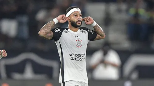 Memphis Depay jogador do Corinthians comemora seu gol durante partida contra o Botafogo – Foto: Thiago Ribeiro/AGIF