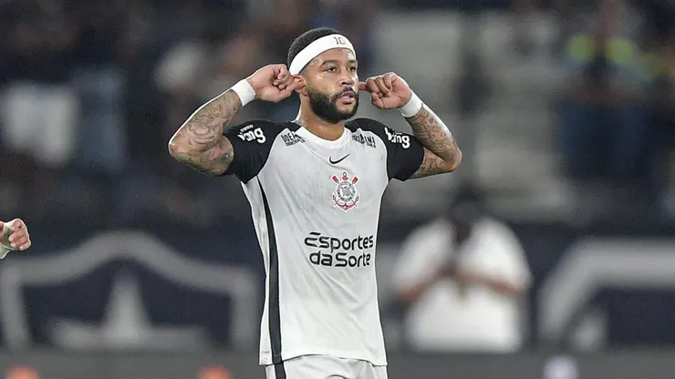 Memphis Depay jogador do Corinthians comemora seu gol durante partida contra o Botafogo - Foto: Thiago Ribeiro/AGIF