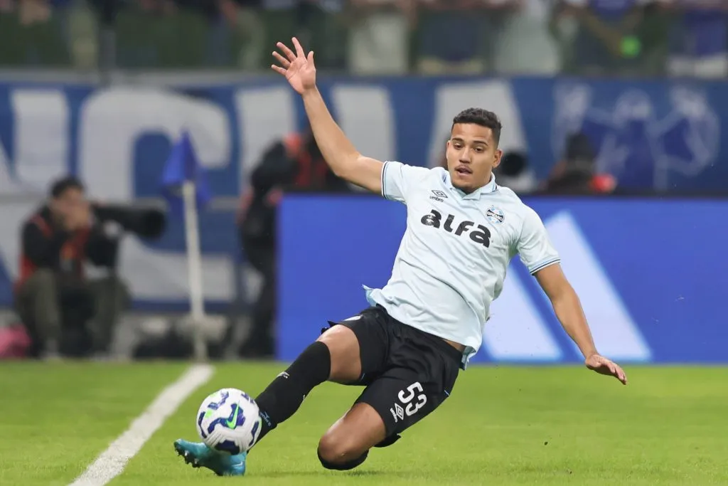 Gustavo Martins é cotado para iniciar na lateral direita novamente improvisado por Mano, diz repórter da Band RS – Foto: Gilson Lobo/AGIF