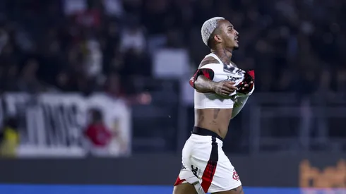 Wesley, lateral do Flamengo em partida do campeonato brasileiro contra o Red Bull Bragantino (Foto: Ricardo Moreira/Getty Images)