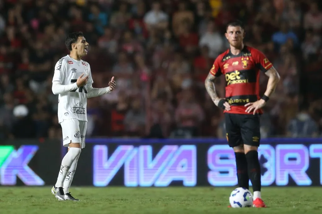 Gabriel Bontempo jogador do Santos comemora seu gol durante a partida entre Sport e Santos no Estadio da Ilha do Retiro em Recife (PE), pelo campeonato brasileiro Serie A. Foto: Marlon Costa/AGIF