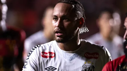 Neymar durante partida entre Sport e Santos, pelo Brasileirão, na Ilha do Retiro.