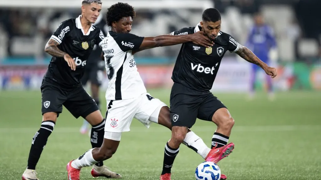 Allan disputa jogada contra atleta do Corinthians. Foto: Jorge Rodrigues/AGIF.