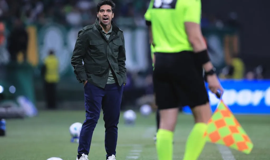 Abel Ferreira durante Palmeiras x Grêmio pelo Brasileirão Betano – Foto: Ettore Chiereguini/AGIF