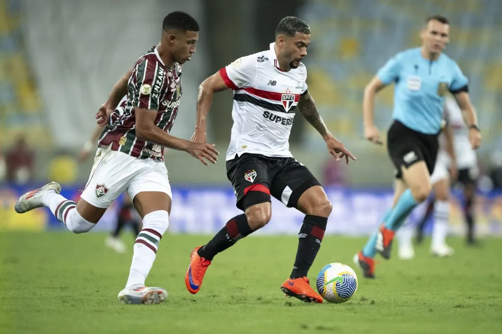 RJ – RIO DE JANEIRO – 01/09/2024 – BRASILEIRO A 2024, FLUMINENSE X SAO PAULO – Kaua Elias jogador do Fluminense disputa lance com Wellington Rato jogador do Sao Paulo durante partida no estadio Maracana pelo campeonato Brasileiro A 2024. Foto: Jorge Rodrigues/AGIF