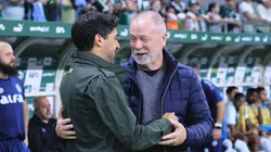 Mano e Abel se cumprimentando no pré-jogo