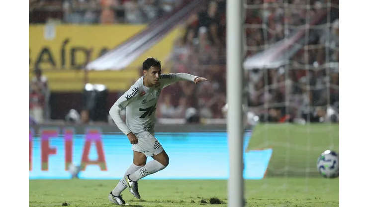 PE - RECIFE - 26/07/2025 - BRASILEIRO A 2025, SPORT X SANTOS - Gabriel Bontempo jogador do Santos comemora seu gol durante a partida entre Sport e Santos no Estadio da Ilha do Retiro em Recife (PE), pelo campeonato brasileiro Serie A. Foto: Marlon Costa/AGIF